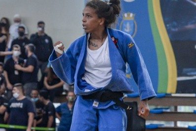 Após dois anos de suspensão, Rafaela Silva estreia pelo Flamengo no judô