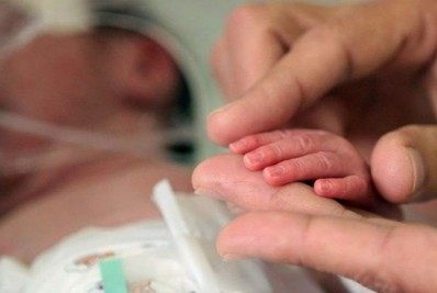 Redução na mortalidade infantil freia e Brasil apresenta 'meia década perdida'