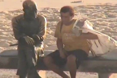 Polícia prende homem suspeito de furtar óculos da estátua de Carlos Drummond de Andrade