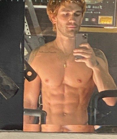 KJ Apa - Reprodução
