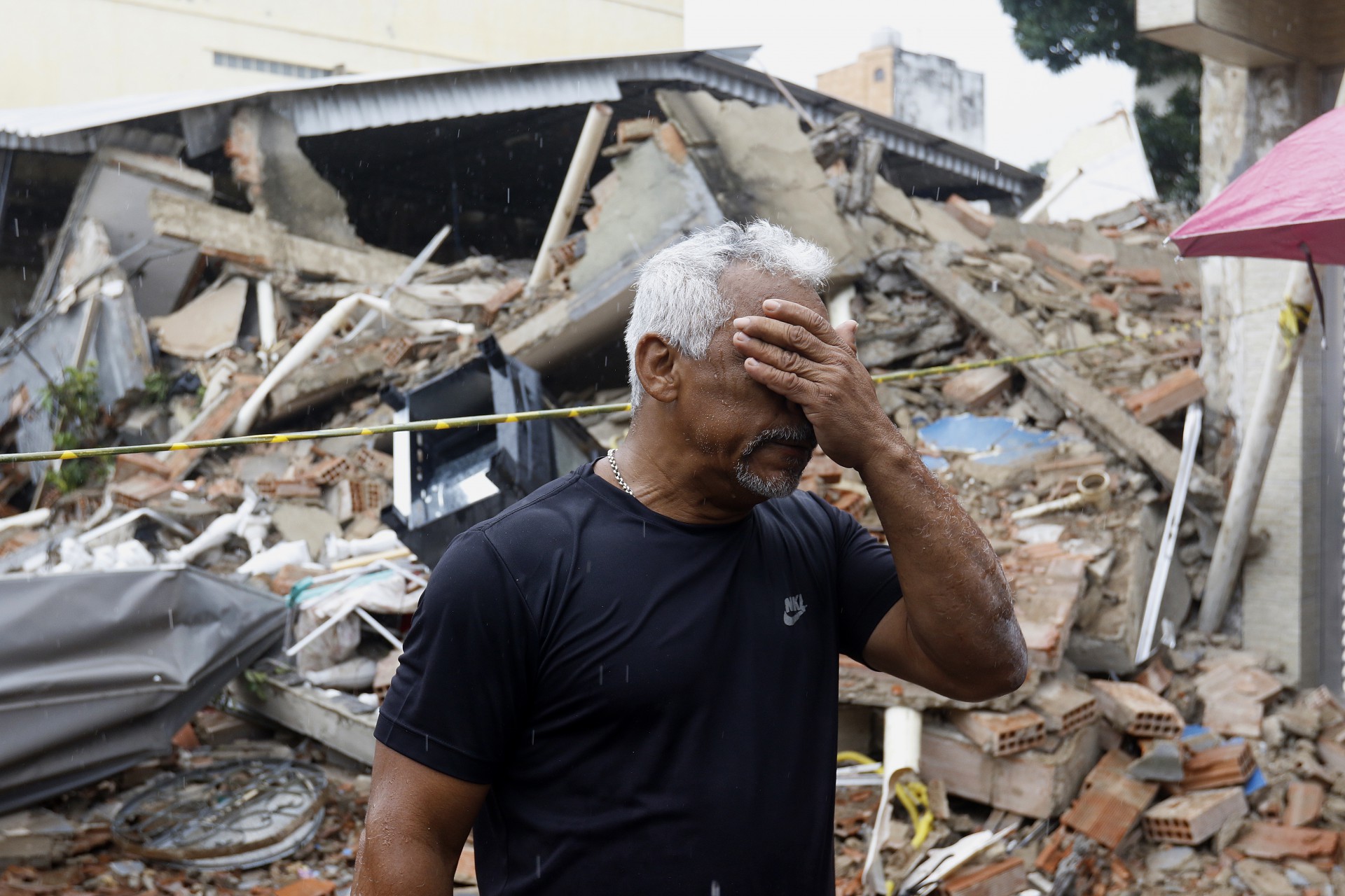Pr&eacute;dio desaba em Nil&oacute;polis, na baixada fluminense, deixando um morto e tr&ecirc;s feridos  - Reginaldo Pimenta / Ag&ecirc;ncia O Dia