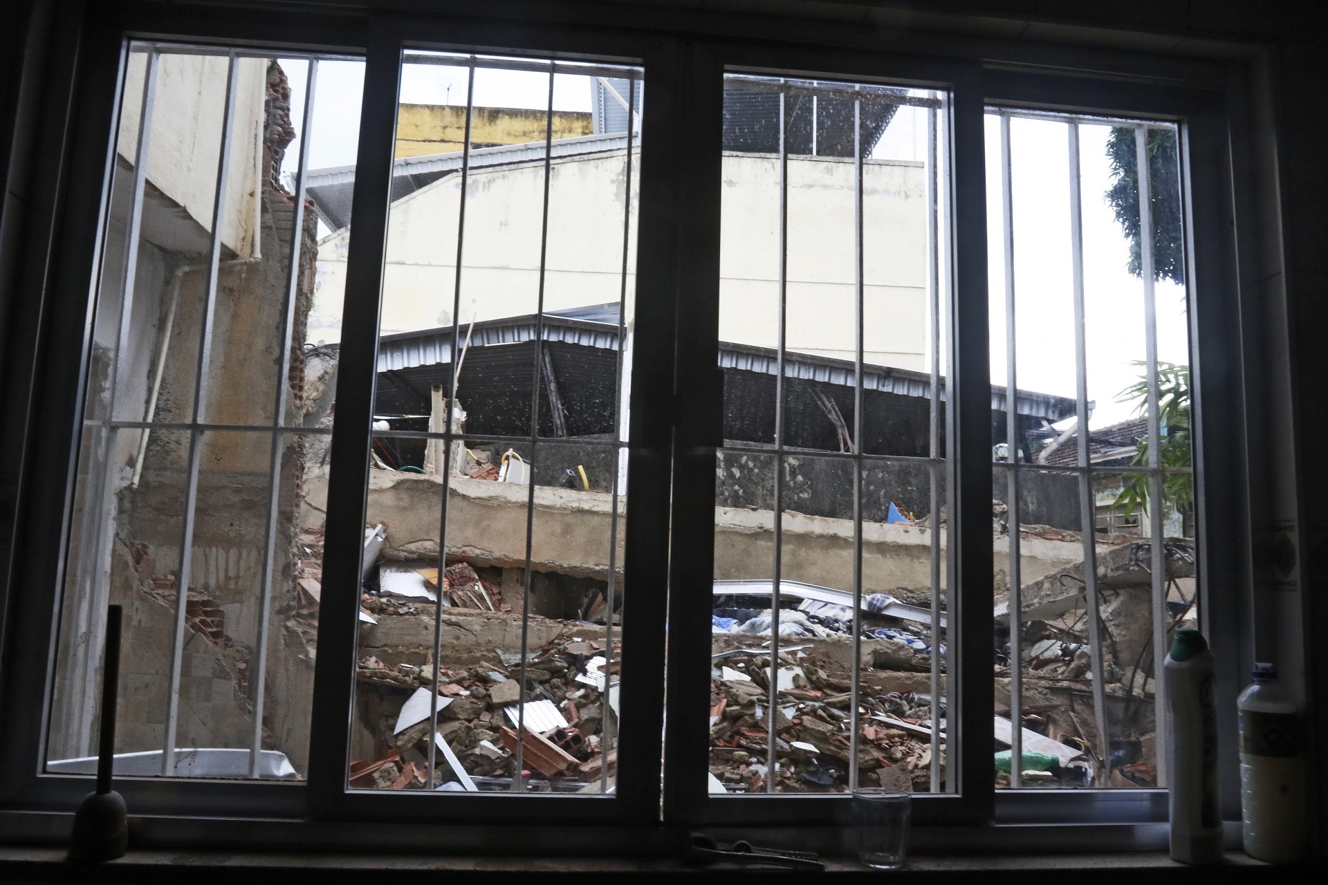 Pr&eacute;dio desaba em Nil&oacute;polis, na baixada fluminense, deixando um morto e tr&ecirc;s feridos  - Reginaldo Pimenta / Ag&ecirc;ncia O Dia