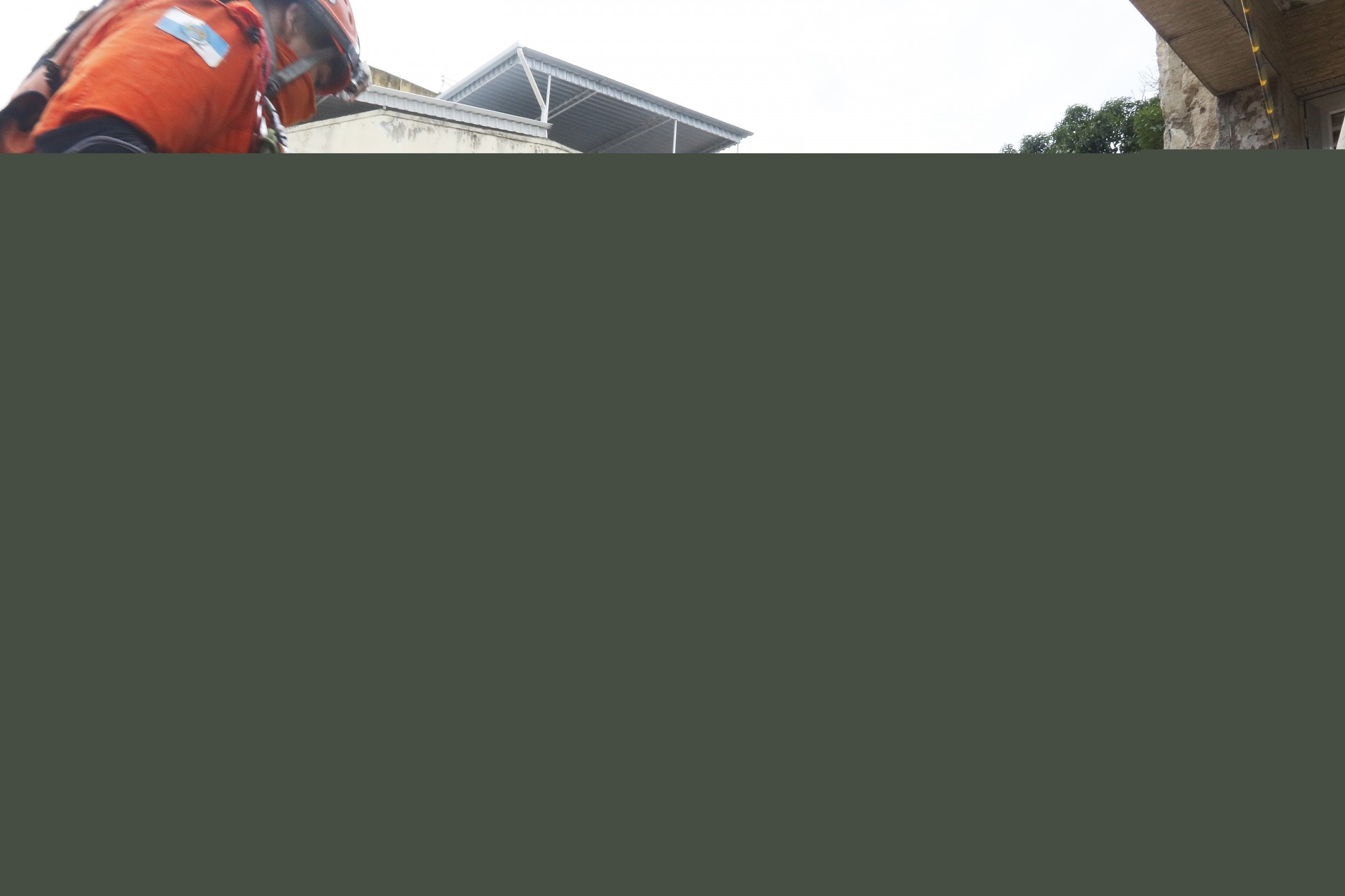 Pr&eacute;dio desaba em Nil&oacute;polis, na baixada fluminense, deixando um morto e tr&ecirc;s feridos  - Reginaldo Pimenta / Ag&ecirc;ncia O Dia