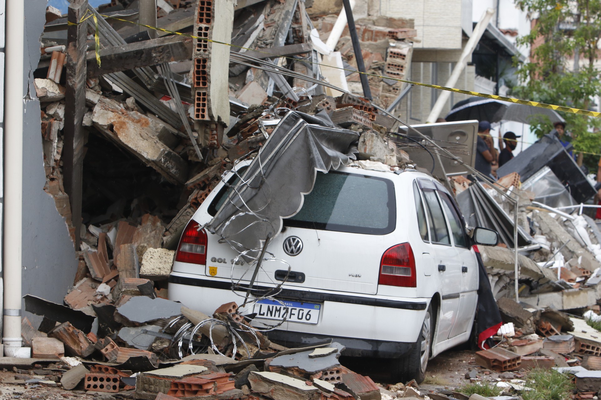 Pr&eacute;dio desaba em Nil&oacute;polis, na baixada fluminense, deixando um morto e tr&ecirc;s feridos  - Reginaldo Pimenta / Ag&ecirc;ncia O Dia