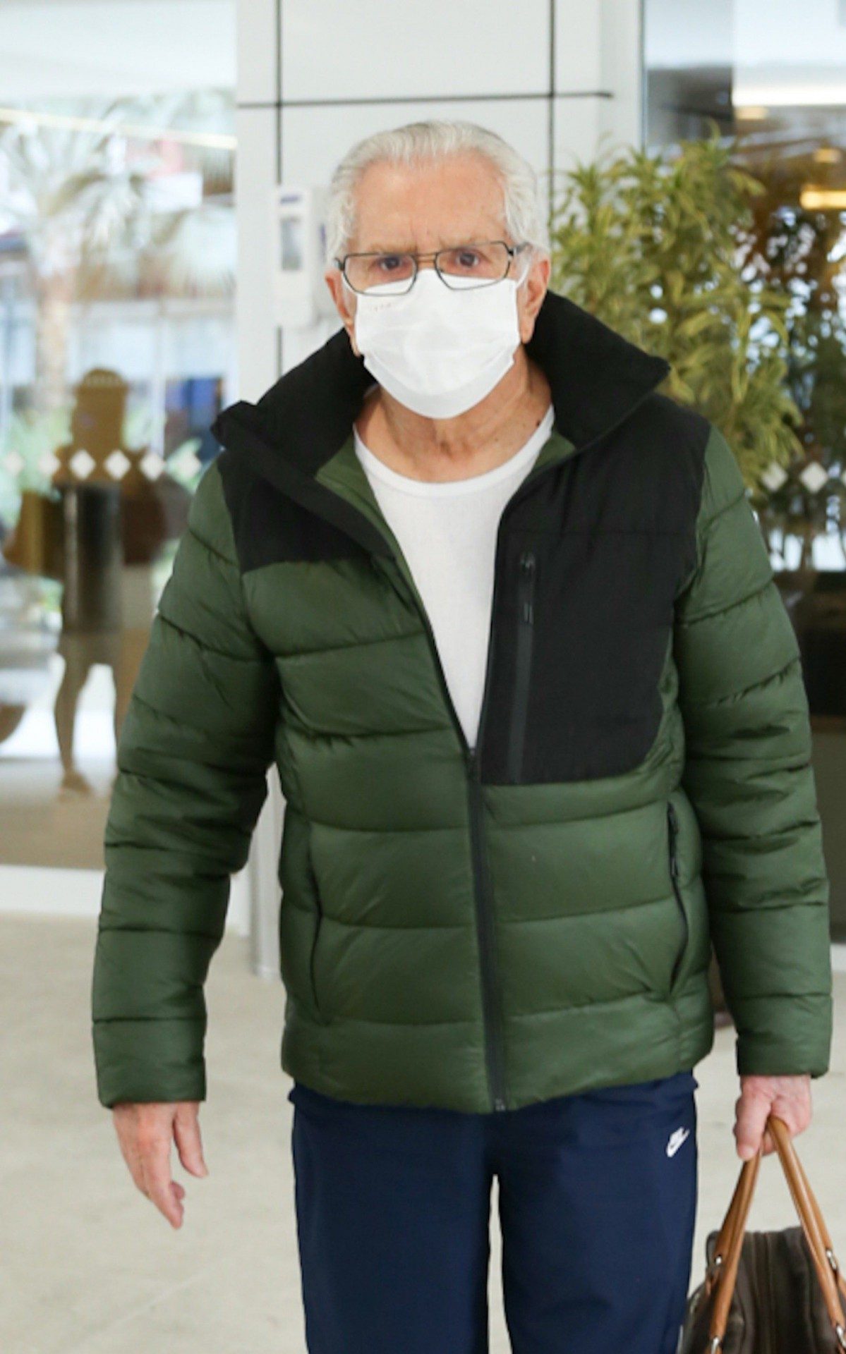 Carlos Alberto de N&oacute;brega recebe alta e deixa Hospital S&iacute;rio Liban&ecirc;s, em S&atilde;o Paulo, na manh&atilde; desta segunda-feira