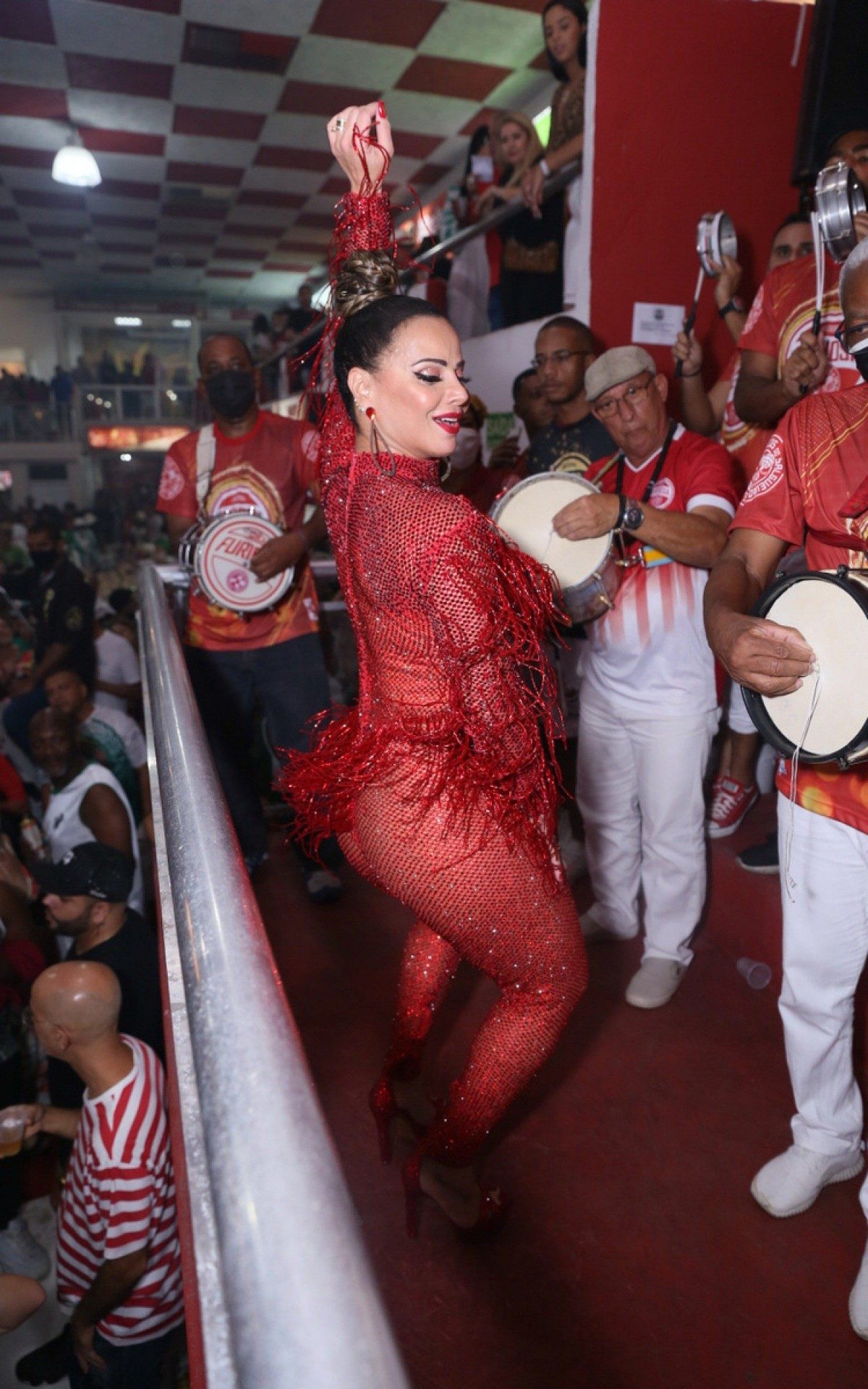Viviane Ara&uacute;jo brilha no ensaio do Salgueiro, na Zona Norte do Rio, na noite deste domingo