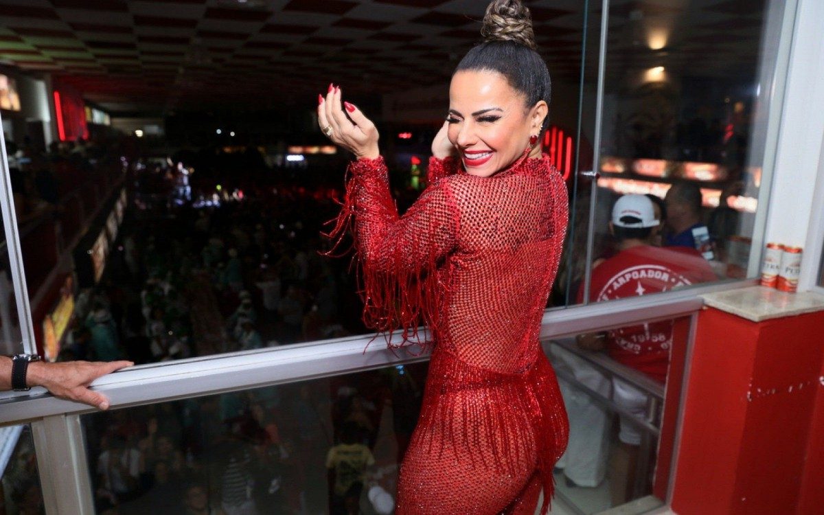 Viviane Ara&uacute;jo brilha no ensaio do Salgueiro, na Zona Norte do Rio, na noite deste domingo