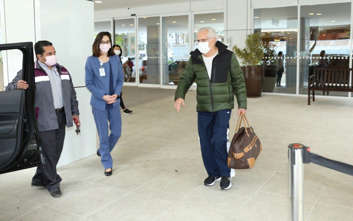 Carlos Alberto de N&oacute;brega recebe alta e deixa Hospital S&iacute;rio Liban&ecirc;s, em S&atilde;o Paulo, na manh&atilde; desta segunda-feira