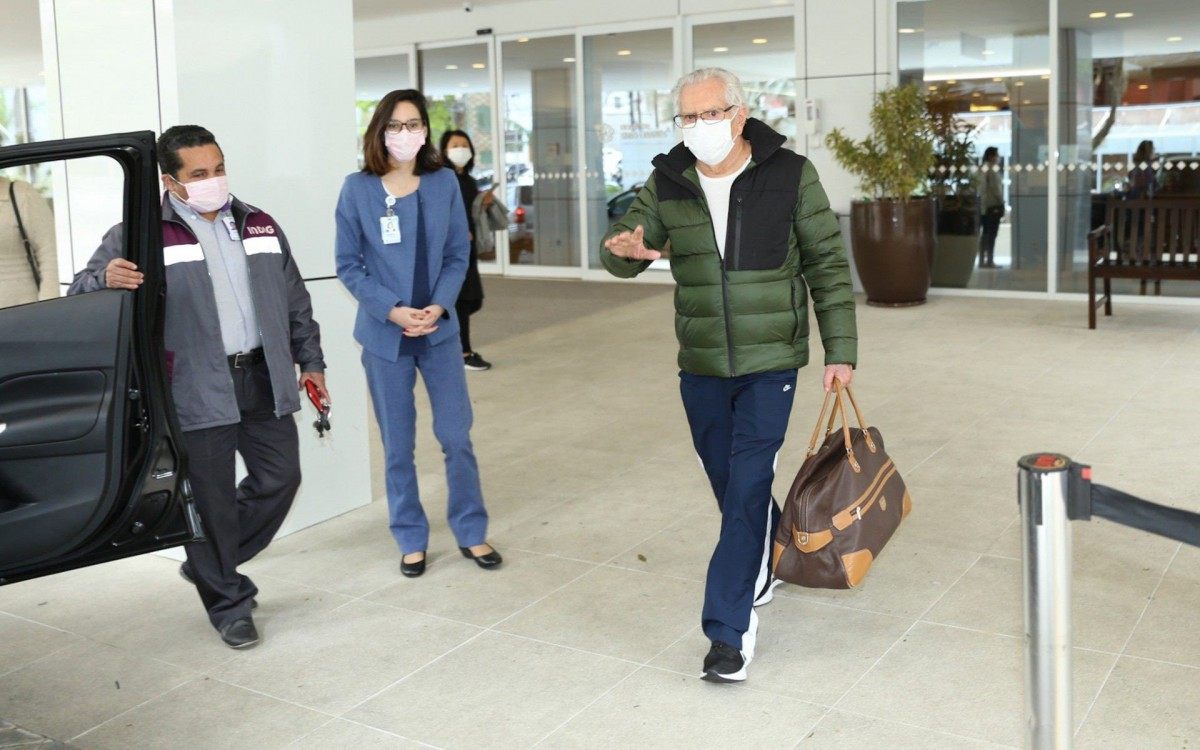 Carlos Alberto de N&oacute;brega recebe alta e deixa Hospital S&iacute;rio Liban&ecirc;s, em S&atilde;o Paulo, na manh&atilde; desta segunda-feira