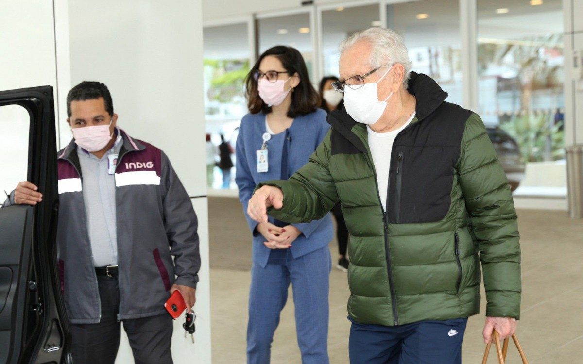Carlos Alberto de N&oacute;brega recebe alta e deixa Hospital S&iacute;rio Liban&ecirc;s, em S&atilde;o Paulo, na manh&atilde; desta segunda-feira