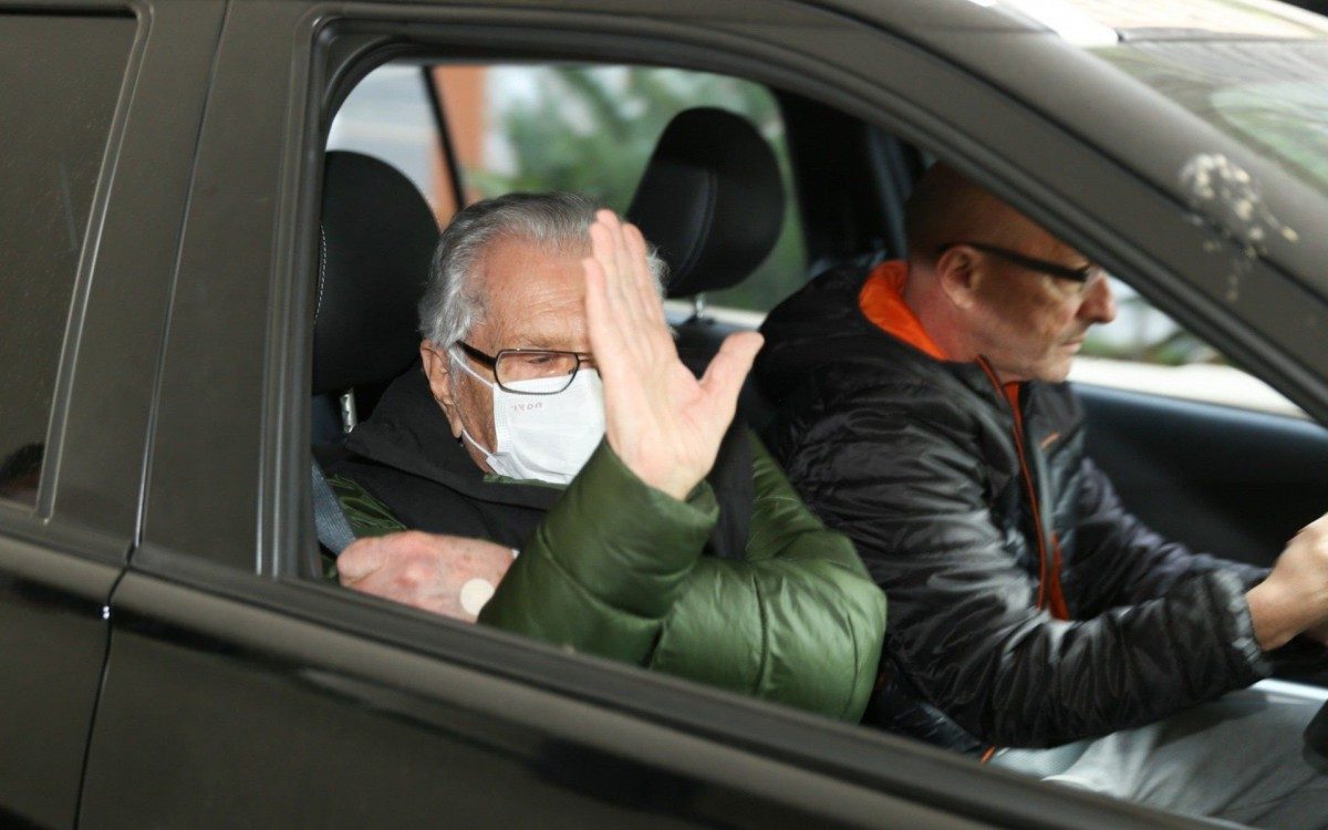 Carlos Alberto de N&oacute;brega recebe alta e deixa Hospital S&iacute;rio Liban&ecirc;s, em S&atilde;o Paulo, na manh&atilde; desta segunda-feira