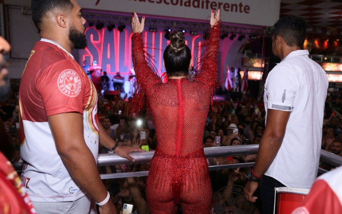 Viviane Ara&uacute;jo brilha no ensaio do Salgueiro, na Zona Norte do Rio, na noite deste domingo