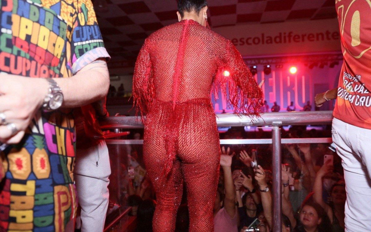 Viviane Ara&uacute;jo brilha no ensaio do Salgueiro, na Zona Norte do Rio, na noite deste domingo