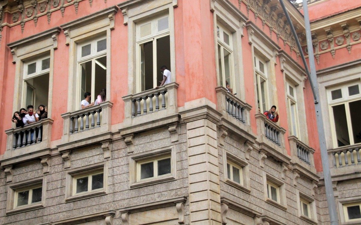 Fachada do Colegio Estadual Amaro Cavalcanti no Largo do Machado, nesta segunda feira (25).