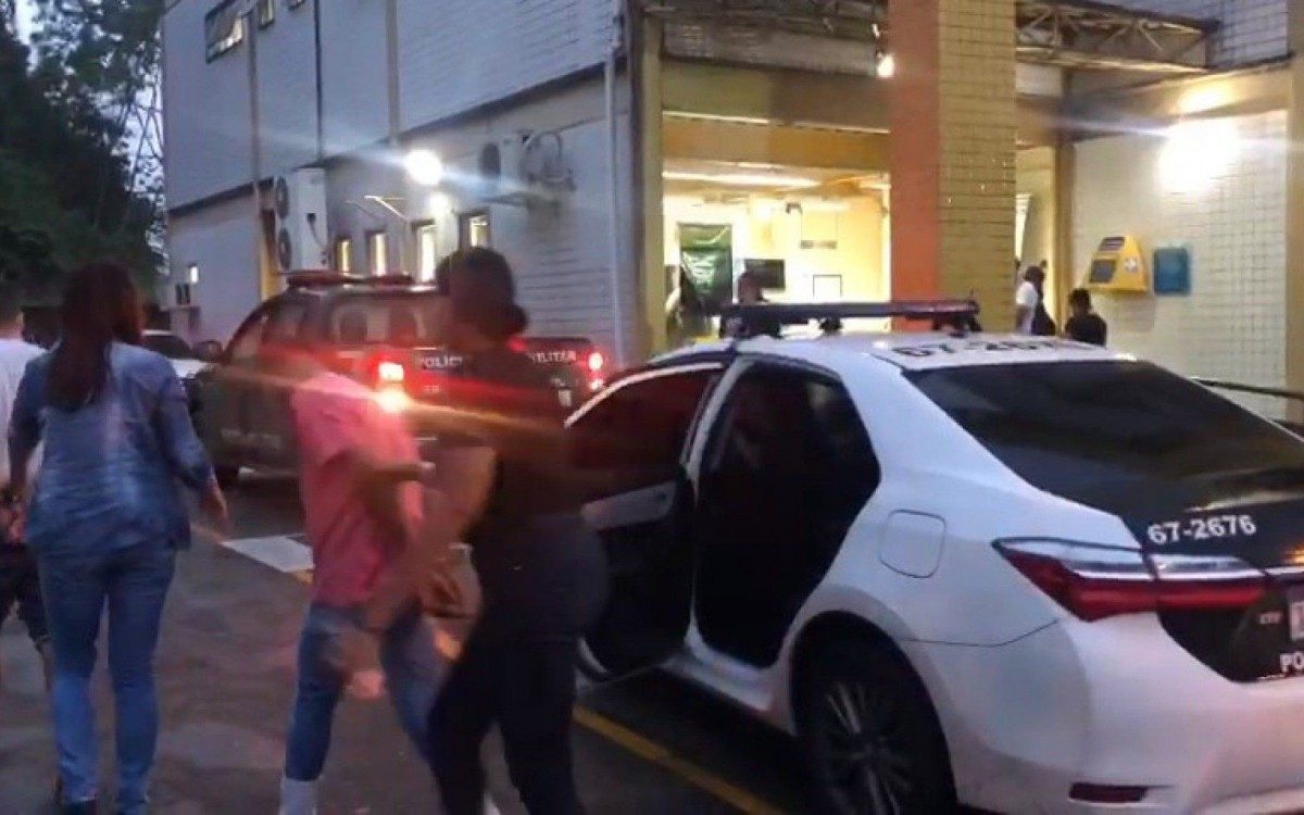 Na imagem &eacute; poss&iacute;vel ver dois acusados de crimes contra mulheres sendo presos pelas "Meninas Superpoderosas". Um deles &eacute; o ex-namorado que publicou o v&iacute;deo