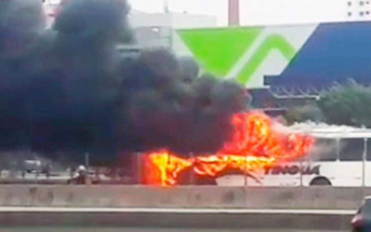 Corpo de Bombeiros foi acionado ao local e o tr&Atilde;&cent;nsito na via no sentido S&Atilde;&pound;o Paulo, na pista do canto, ficou interditado 