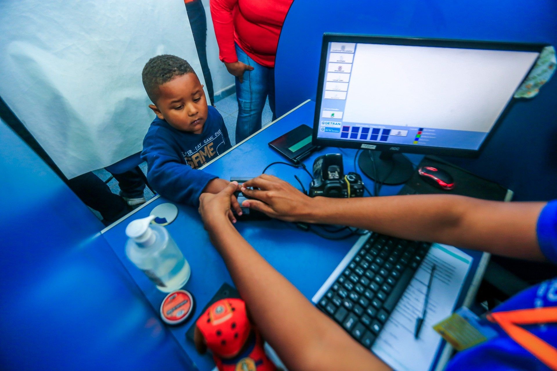 A carteira de identidade est&aacute; sendo emitida este ano para alunos de seis unidades escolares municipais - Rafael Barreto / PMBR