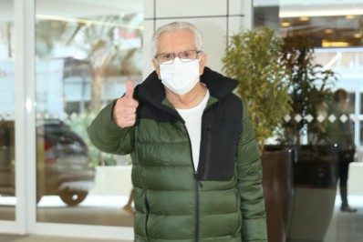Carlos Alberto de Nóbrega recebe alta do hospital