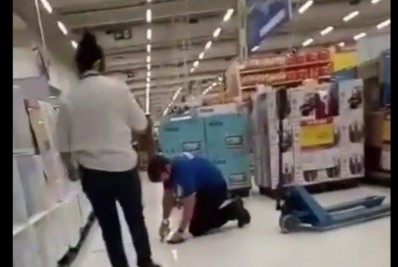 Vídeo: gerente é flagrada humilhando vendedor em Carrefour 