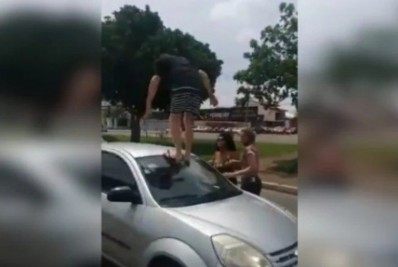 Após batida de trânsito, homem persegue e vandaliza carro de mulher