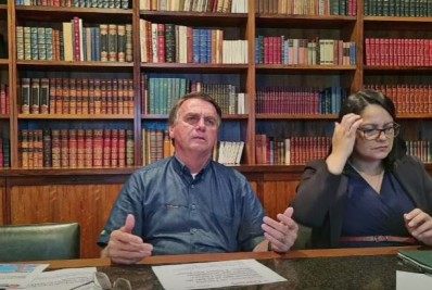 Facebook e Instagram removem live em que Bolsonaro associa vacina anticovid à Aids