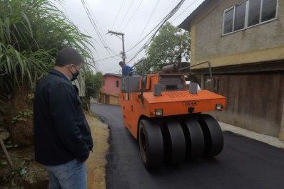 Acelera Petrópolis: prefeito acompanha asfaltamento no Siméria