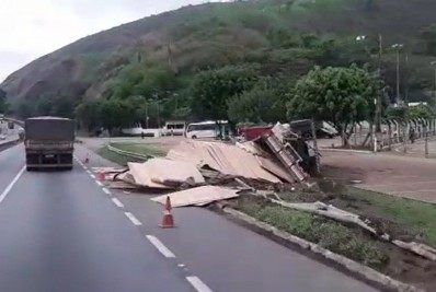 Carreta tomba na Rodovia Presidente Dutra em Barra Mansa