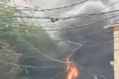 Vídeo: incêndio atinge poste e carro na Estrada da Gávea, na Rocinha