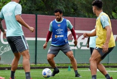 Fred volta a treinar com bola no Fluminense após se recuperar de fissura em dedo do pé