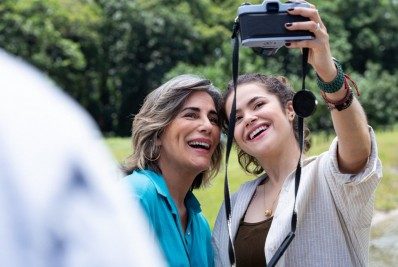 Gloria Pires e Maisa posam juntas nos bastidores de filme