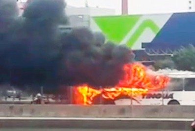 Ônibus pega fogo na Via Dutra, em Belford Roxo