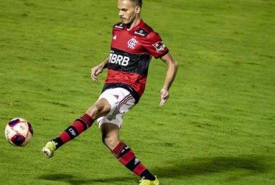 Jogador do Flamengo estuda ir à Justiça após ser vítima de xenofobia na Web