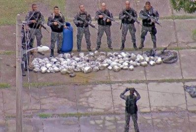 PM encontra grande quantidade de drogas dentro de Ciep em Vigário Geral