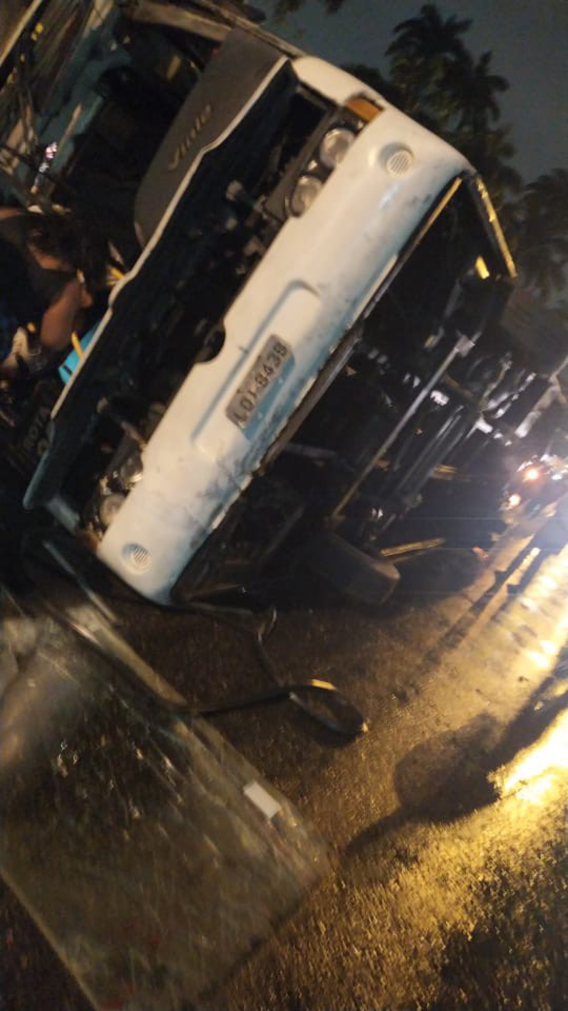 Ônibus que levava ritmistas e componentes da Unidos de Padre Miguel tombou na Avenida Brasil, na noite de domingo (24) - REPRODUÇÃO