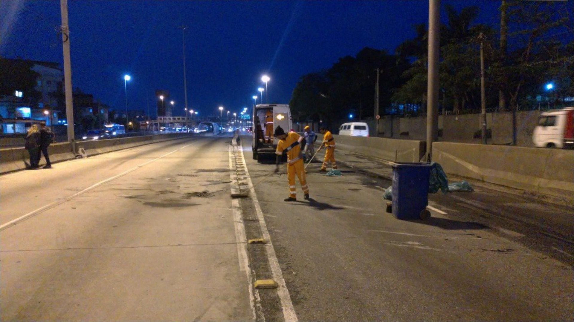 Ônibus que levava ritmistas e componentes da Unidos de Padre Miguel tombou na Avenida Brasil, na noite de domingo (24) - REPRODUÇÃO
