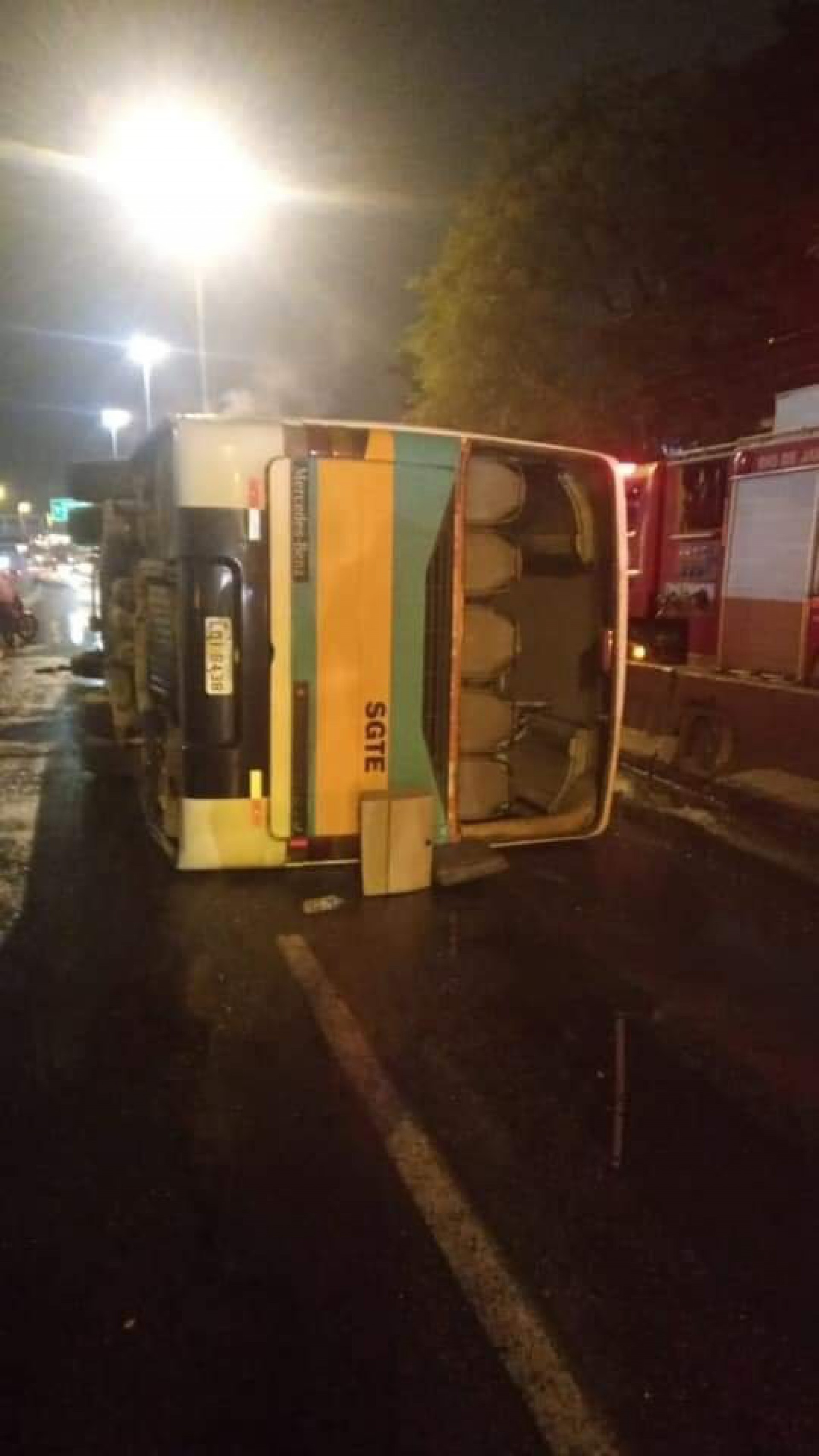 Ônibus que levava ritmistas e componentes da Unidos de Padre Miguel tombou na Avenida Brasil, na noite de domingo (24) - REPRODUÇÃO