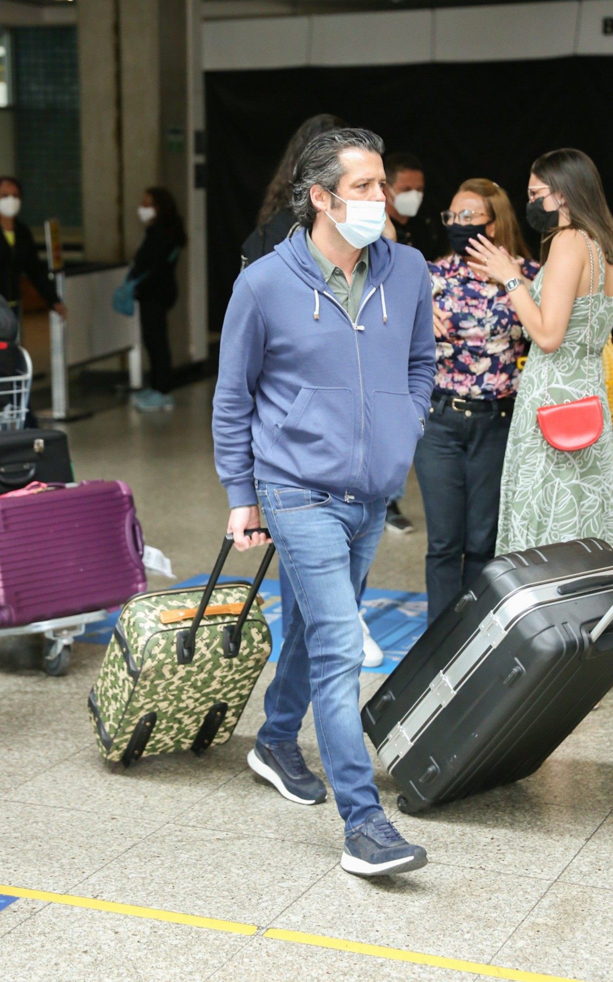 Marina Ruy Barbosa e o namorado, o deputado Guilherme Mussi, desembarcam no Aeroporto de Congonhas, em S&atilde;o Paulo, na tarde desta segunda-feira