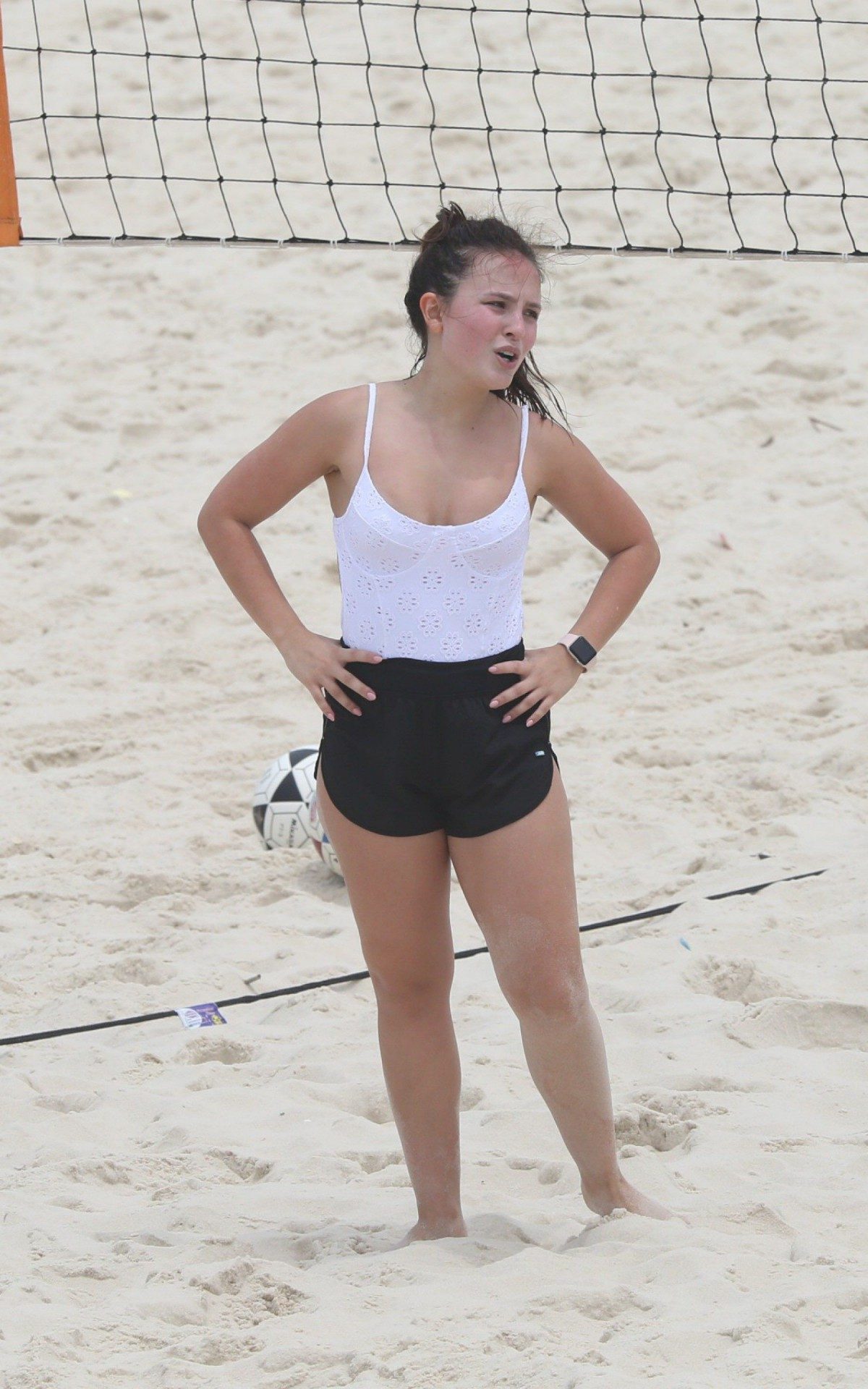 Larissa Manoela treina futev&ocirc;lei e depois se refresca no chuveirinho na Praia da Barra da Tijuca, na Zona Oeste do Rio, na manh&atilde; desta ter&ccedil;a-feira
