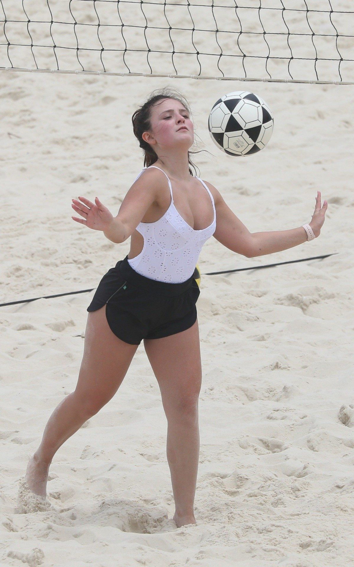 Larissa Manoela treina futev&ocirc;lei e depois se refresca no chuveirinho na Praia da Barra da Tijuca, na Zona Oeste do Rio, na manh&atilde; desta ter&ccedil;a-feira