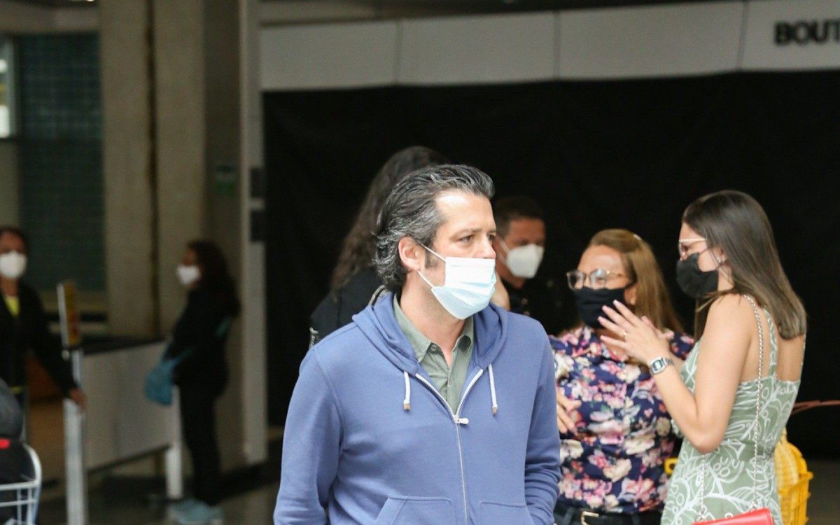 Marina Ruy Barbosa e o namorado, o deputado Guilherme Mussi, desembarcam no Aeroporto de Congonhas, em São Paulo, na tarde desta segunda-feira