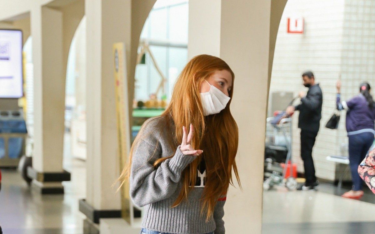 Marina Ruy Barbosa e o namorado, o deputado Guilherme Mussi, desembarcam no Aeroporto de Congonhas, em São Paulo, na tarde desta segunda-feira