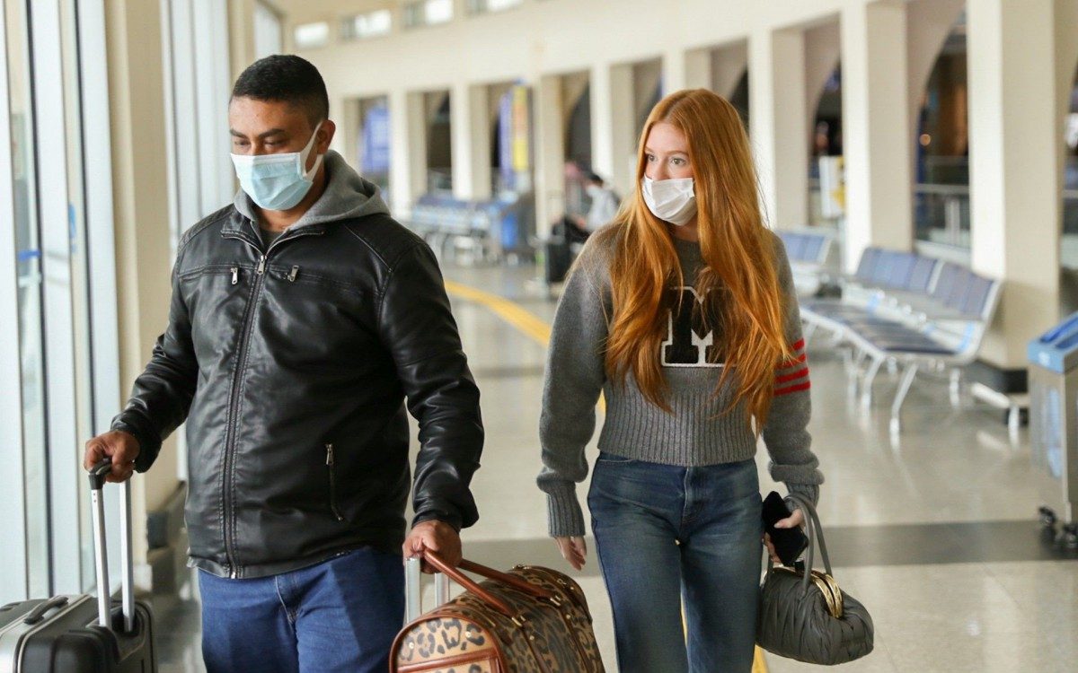 Marina Ruy Barbosa e o namorado, o deputado Guilherme Mussi, desembarcam no Aeroporto de Congonhas, em São Paulo, na tarde desta segunda-feira
