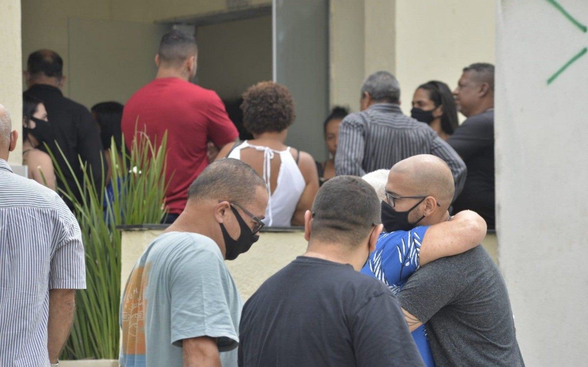 Parentes e amigos se despedem de Gustavo Loureiro, 26 anos, v&iacute;tima de desabamento em Nil&oacute;polis. Sepultamento aconteceu no Cemit&eacute;rio de Ricardo de Albuquerque, na Zona Norte