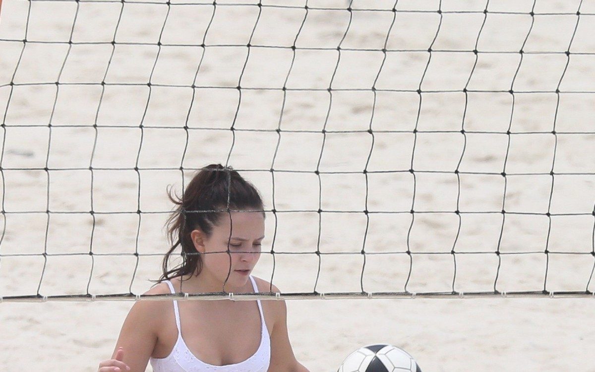 Larissa Manoela treina futev&ocirc;lei e depois se refresca no chuveirinho na Praia da Barra da Tijuca, na Zona Oeste do Rio, na manh&atilde; desta ter&ccedil;a-feira