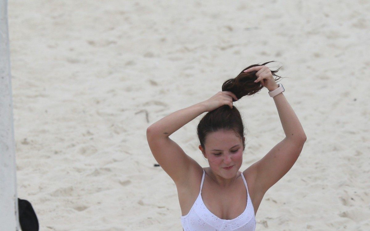Larissa Manoela treina futev&ocirc;lei e depois se refresca no chuveirinho na Praia da Barra da Tijuca, na Zona Oeste do Rio, na manh&atilde; desta ter&ccedil;a-feira