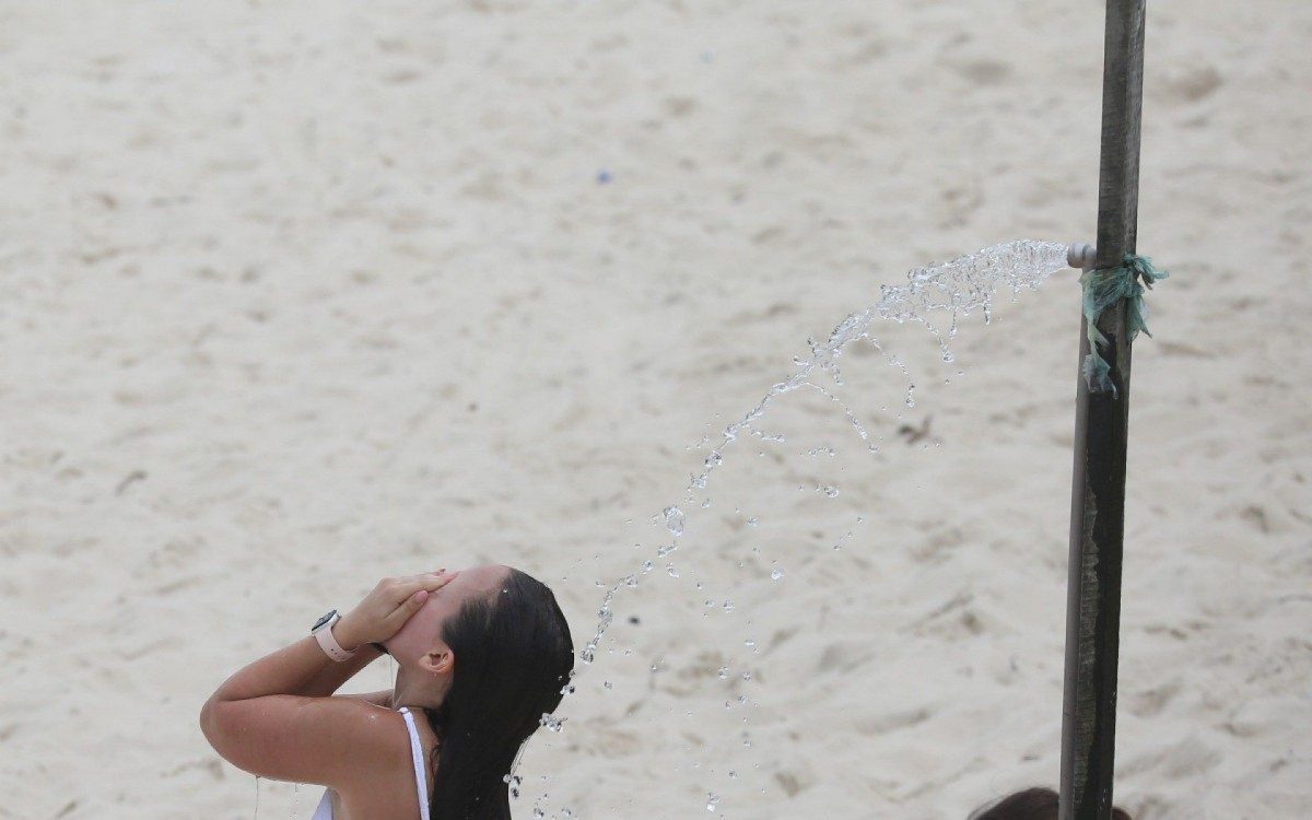 Larissa Manoela treina futev&ocirc;lei e depois se refresca no chuveirinho na Praia da Barra da Tijuca, na Zona Oeste do Rio, na manh&atilde; desta ter&ccedil;a-feira