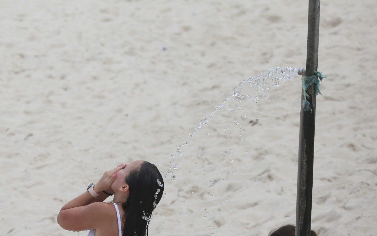 Larissa Manoela treina futev&ocirc;lei e depois se refresca no chuveirinho na Praia da Barra da Tijuca, na Zona Oeste do Rio, na manh&atilde; desta ter&ccedil;a-feira