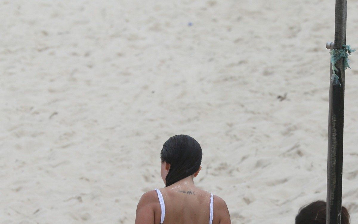 Larissa Manoela treina futev&ocirc;lei e depois se refresca no chuveirinho na Praia da Barra da Tijuca, na Zona Oeste do Rio, na manh&atilde; desta ter&ccedil;a-feira