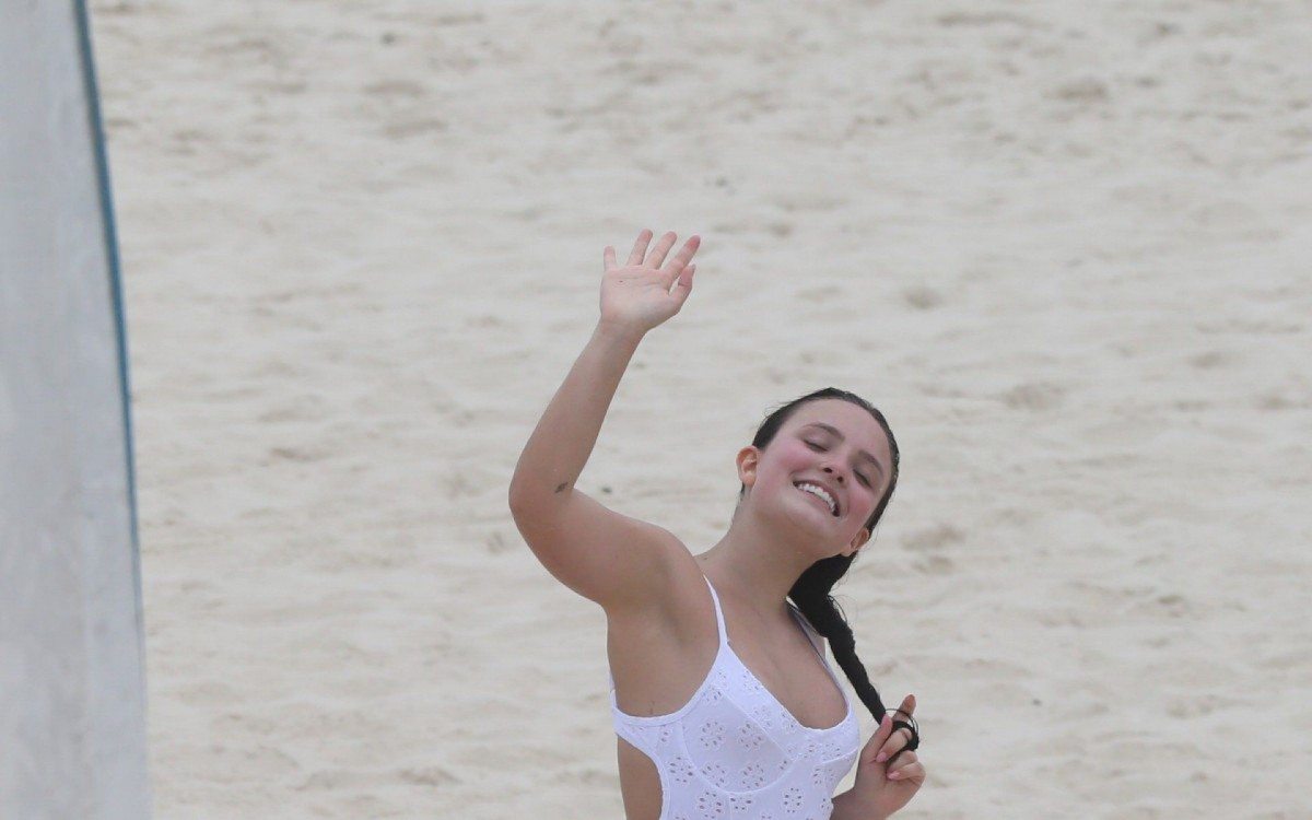 Larissa Manoela treina futev&ocirc;lei e depois se refresca no chuveirinho na Praia da Barra da Tijuca, na Zona Oeste do Rio, na manh&atilde; desta ter&ccedil;a-feira
