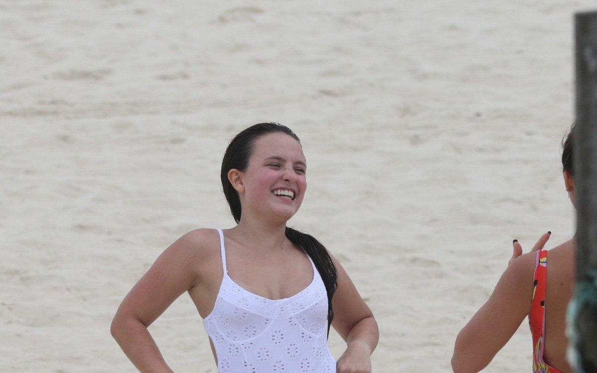 Larissa Manoela treina futev&ocirc;lei e depois se refresca no chuveirinho na Praia da Barra da Tijuca, na Zona Oeste do Rio, na manh&atilde; desta ter&ccedil;a-feira